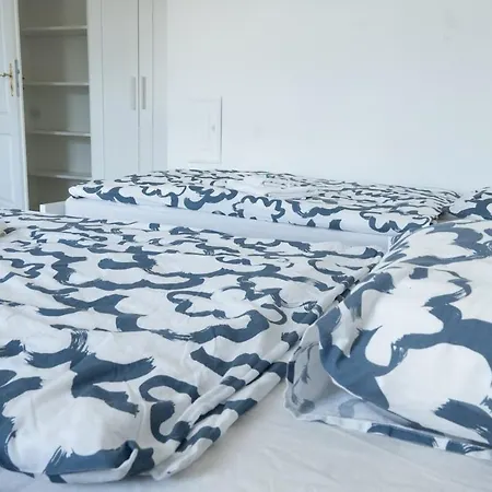 With 5 Beds & Two In The Centre Διαμέρισμα Μπρατισλάβα