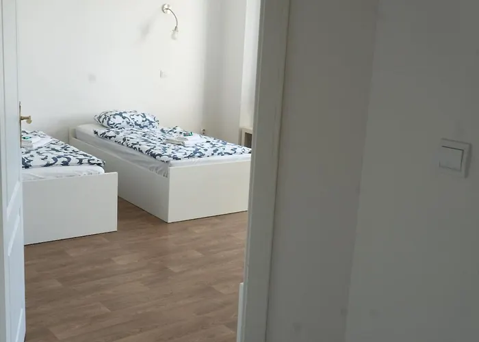 With 5 Beds & Two In The Centre Apartament *