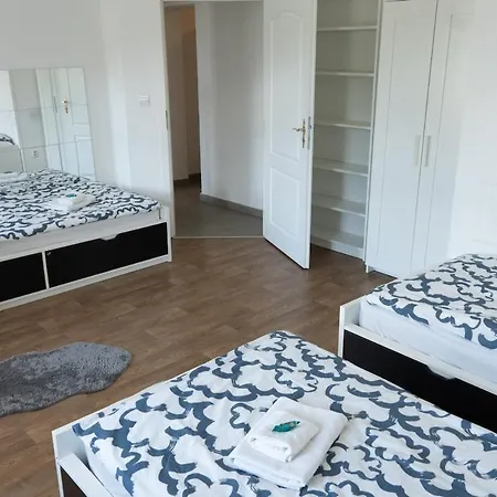 With 5 Beds & Two In The Centre 브라티슬라바